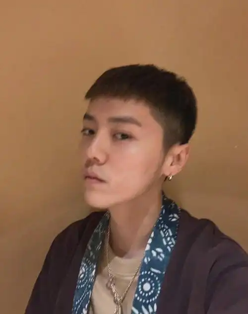 鹿晗素颜短发自拍照!清爽又帅气!帅哥快多安排几张自拍照!