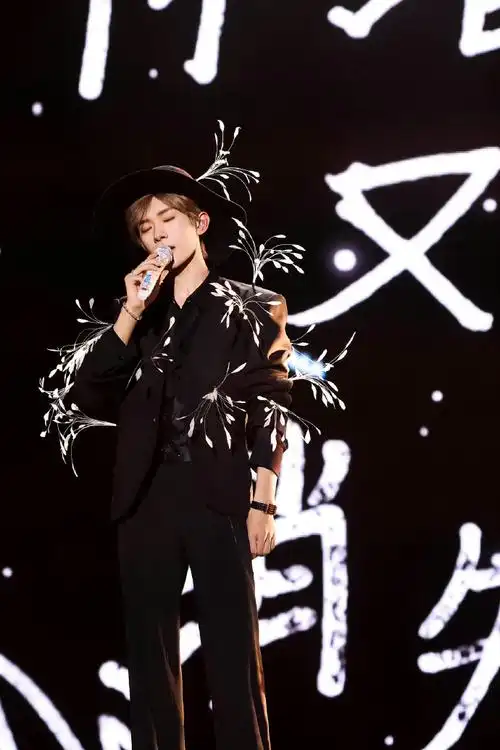 易烊千玺太野了##王俊凯王源看着易烊千玺笑