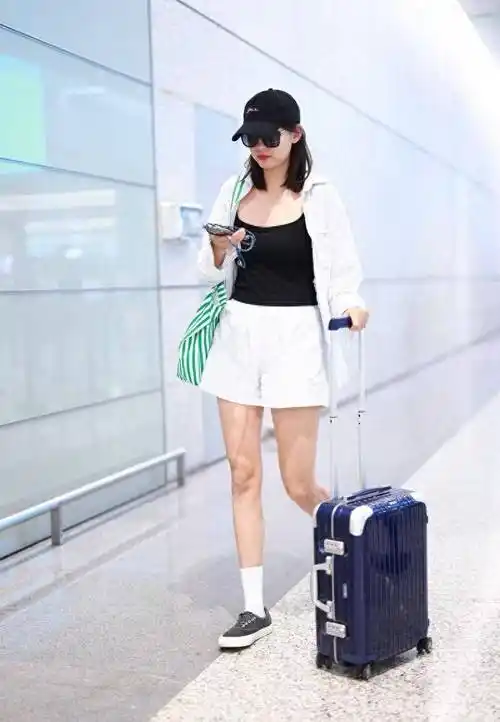 街拍:张梓琳白衬衫 白色阔腿短裤 黑背心 白袜子简单清新_时尚_整体