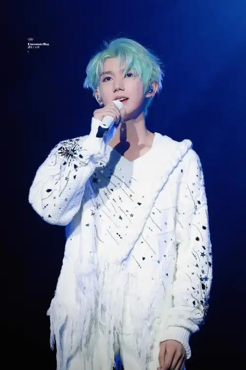 王源客厅狂欢巡演##王源染了绿发