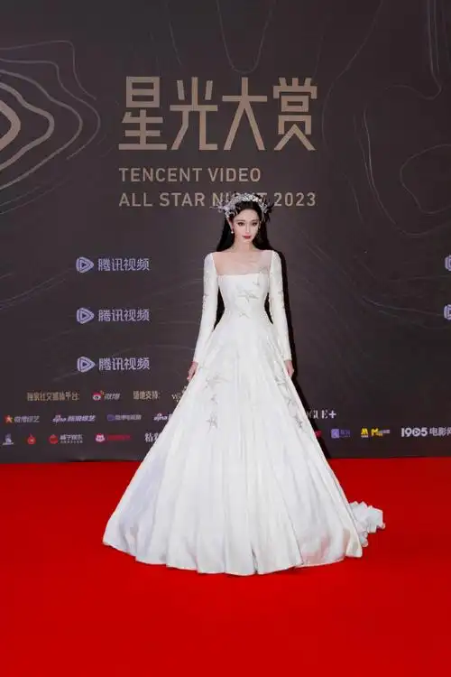 迪丽热巴超话99#腾讯视频星光大赏#定格今日限定红毯,聚焦光影,小迪