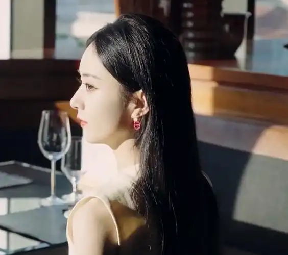 赵丽颖被疑脱发直播戴假发片垫高颅顶发色不一致穿帮