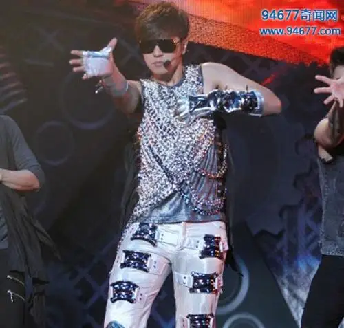 娱乐圈公认四大雕王,炎亚纶自曝从小买大一号内裤(图)