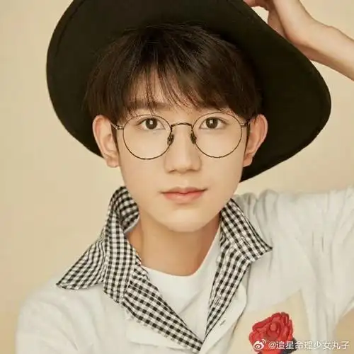 王源头像p了个新帽子