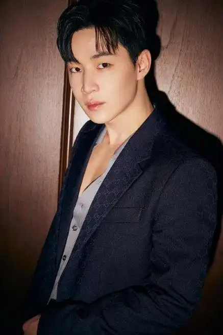 刘宪华今日活动出图9615,一身西装加深v内搭……|刘宪华_新浪新闻