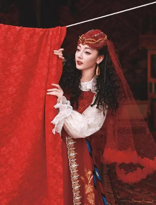 迪丽热巴春晚造型一袭艾德莱斯舞裙应景的雪明艳的红