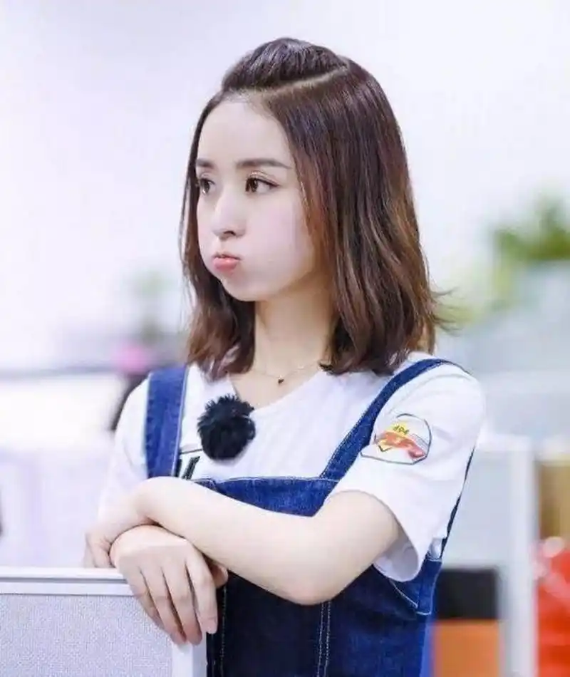 但是赵丽颖最近的嘟嘟嘴变味了,怎么回事?