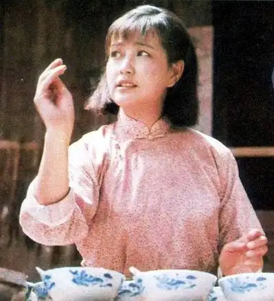 1980年刘晓庆就凭《小花》获过百花奖的"最佳女配角奖",可是足足盗怂