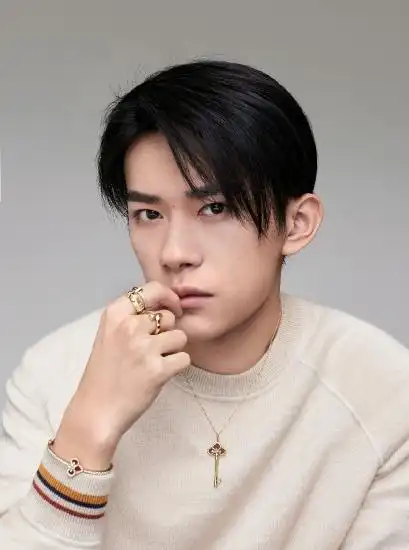 蒂芙尼全球品牌代言人易烊千玺佩戴tiffany keys系列新春限量款作品