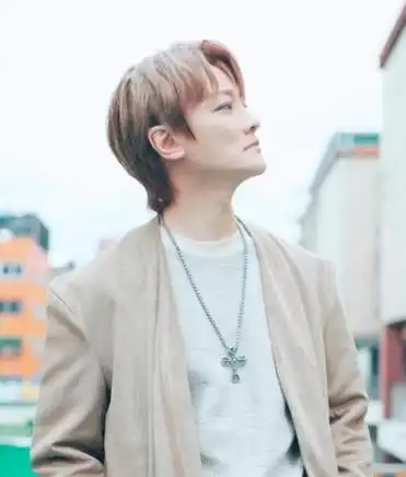 大瓜飞儿乐队阿沁妻子持毒被抓家里当众搜出违禁品