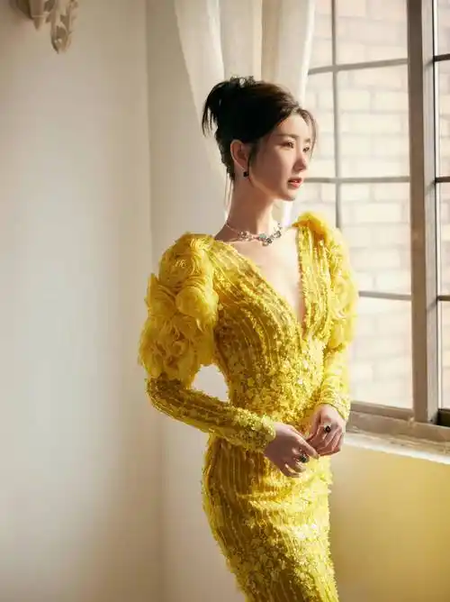 毛晓彤国剧盛典红毯造型曝光,一袭鹅黄色礼服,美丽动人_身姿_时尚