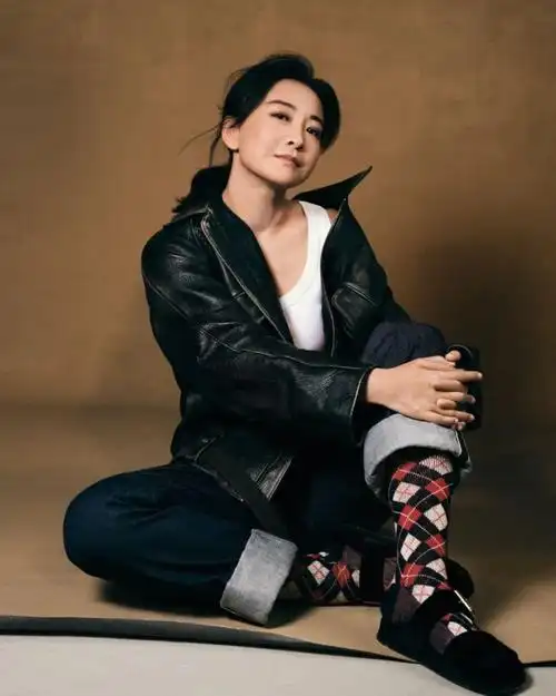 就只是套上最简单的直筒裙,或者是宽大卫衣 半身裙……而如今