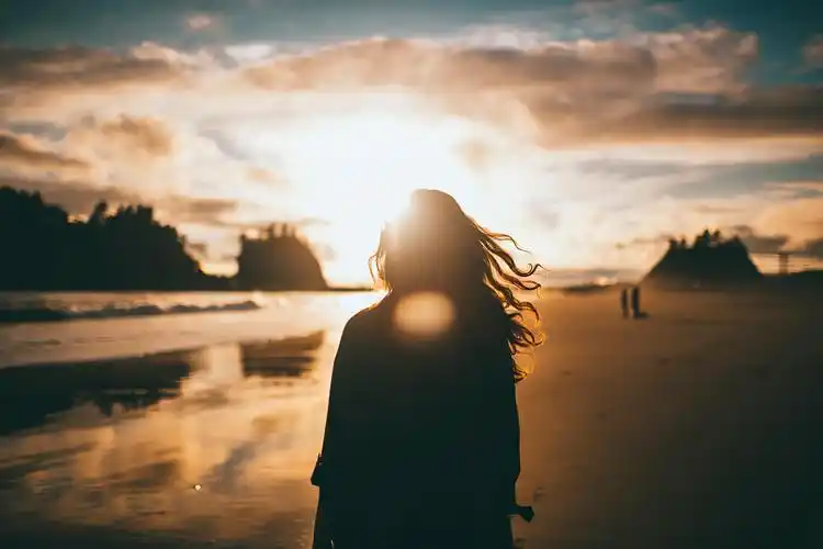 黄昏下唯美女生背影高清原图下载,黄昏下唯美女生背影,壁纸图片,女孩