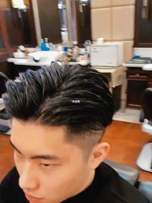 侧分背头发型是大背头发型的改良版,主要是在背头的基础上,打造出侧分