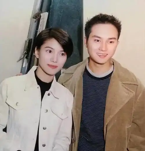 1994年张智霖凭借《射雕英雄传》大火,与"女主角"朱茵闹出绯闻.