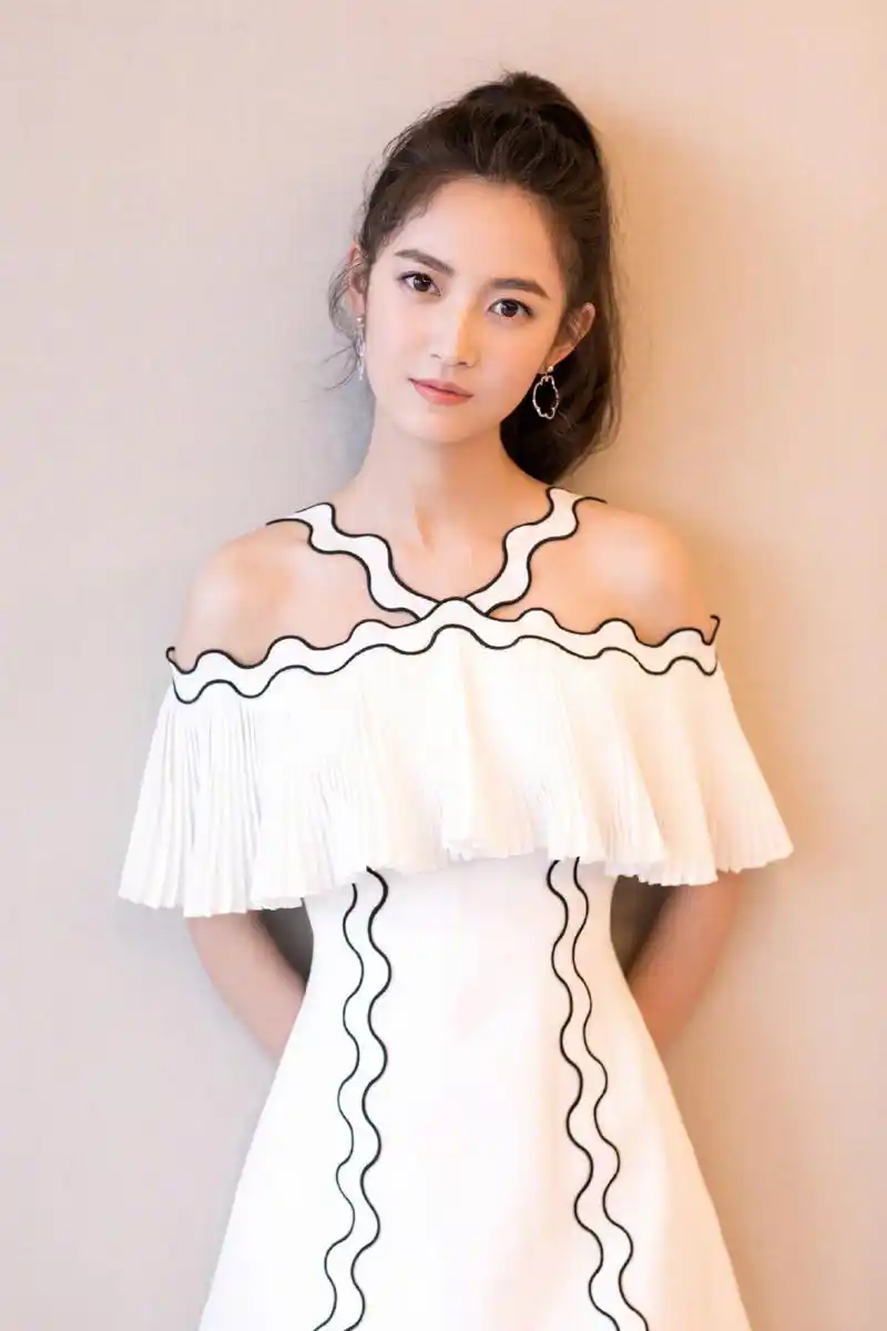 简介:陈钰琪清新灵动吊带连衣裙高清图片,分享一组陈钰琪图片给大家