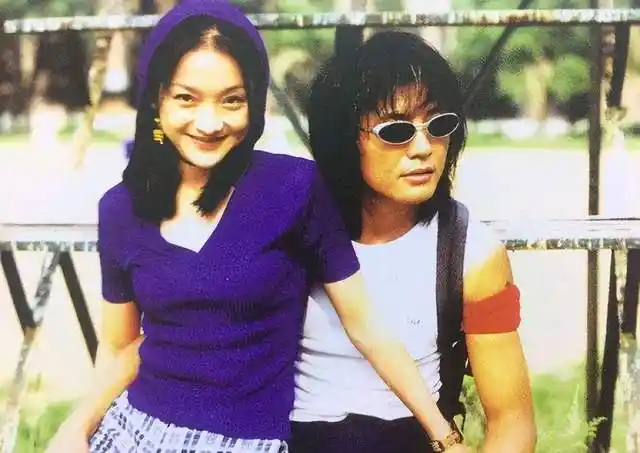 2001年,周迅参演了《烟雨红颜》跟窦唯的前妻高原的表弟宋宁在一起了