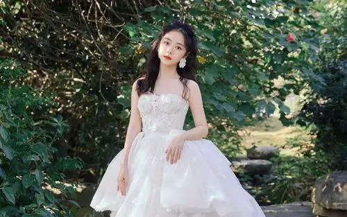 谭松韵蕾丝白裙唯美写真桌面壁纸