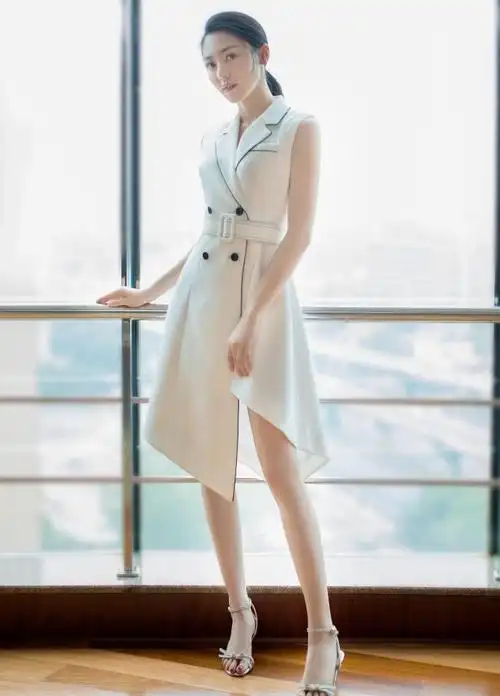 都知道杨幂旗下美女如云,而黄梦莹人美身材好,为啥输给了热巴?