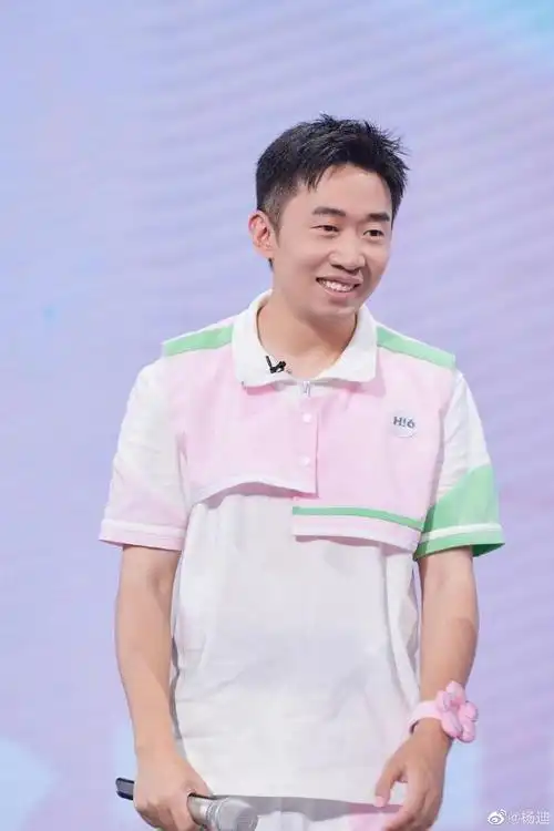 杨迪去青岛参加活动,随行安保人员拦路遭女子怒怼"路又不是你们家的"