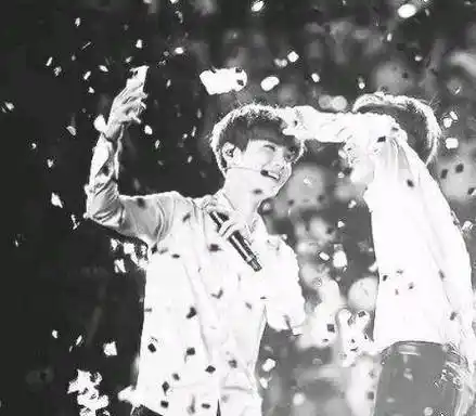 目前大家都知道鹿晗和关晓彤公开恋情,而吴世勋在韩国也发展得很好