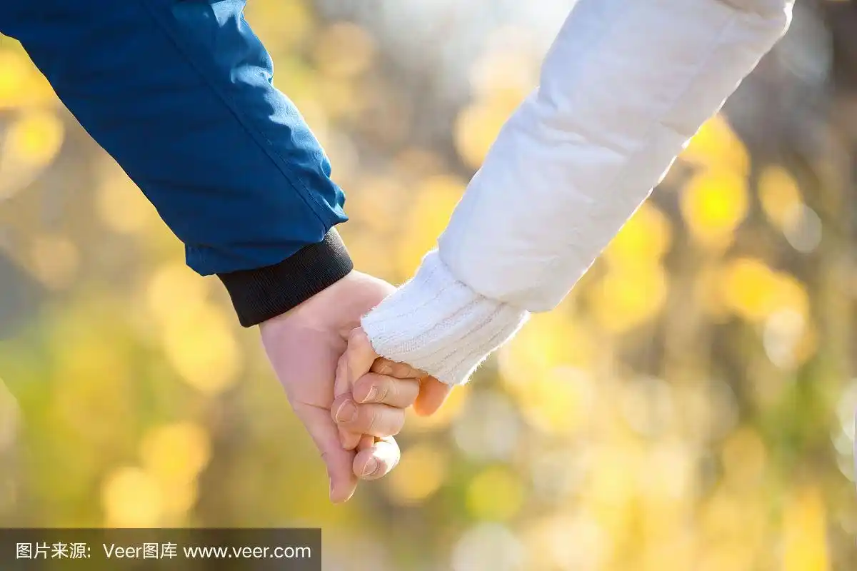 夫妻的特写照片,手牵手.