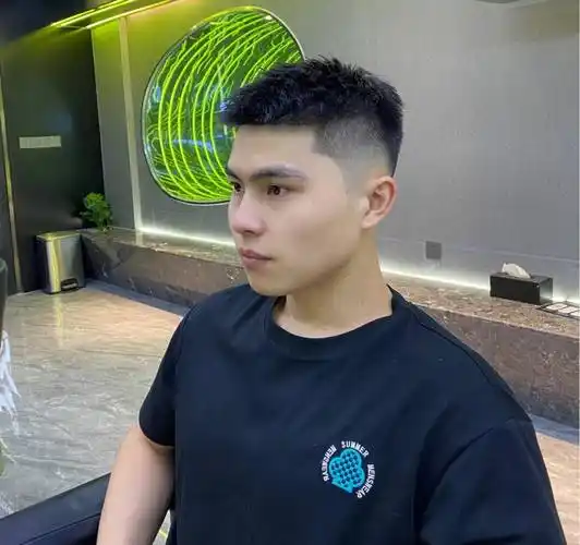 2,瓜子头发型喜欢剪短发的男生,可以试试这种侧分露额短发,首先把两边