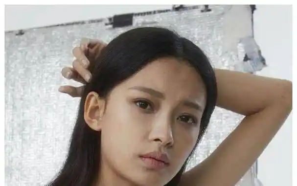 虽然眼睛没有铜铃般的大小,但是双眼皮很明显,而且眼间距适中,整体看