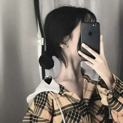 用手机挡着脸的女生头像
