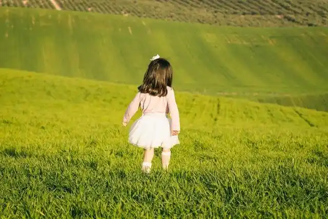 越来越像一朵俏丽的花,灿烂的阳光下那个无敌可爱的小小酒窝笑脸,每