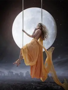 在月亮仙女优雅的女人在大月亮的背景下照片