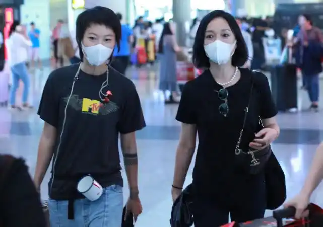 懒理传闻,窦靖童与周迅过平安夜,晒亲密合影