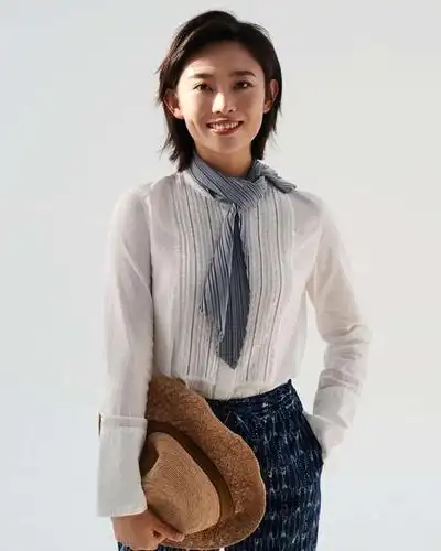 李七月备受央视力捧!一袭丝绒红长裙明媚大气,绝美气质胜过董卿