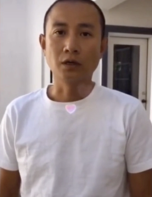 文章剃光头现身面色青灰,身形佝偻双眼无神惹人心疼!