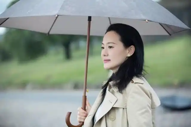 黑豹前主唱栾树的妻子到柏林影后的丈夫,49岁的咏梅功成名就!