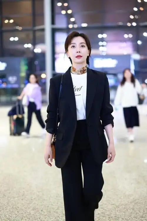 陈数上海出发 黑色西服套装时尚干练