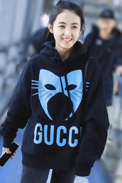 张子枫才18岁就这么会穿,连帽卫衣配羊羔毛外套,赶飞机就这样穿