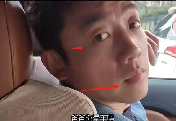 在介绍完自己和妹妹以及孩子后,苗苗才将镜头对准了郑恺,但由于镜头是