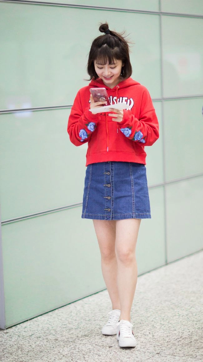 小白鞋是最百搭的,在时尚圈的地位也比较高,比如谭松韵选择了白色