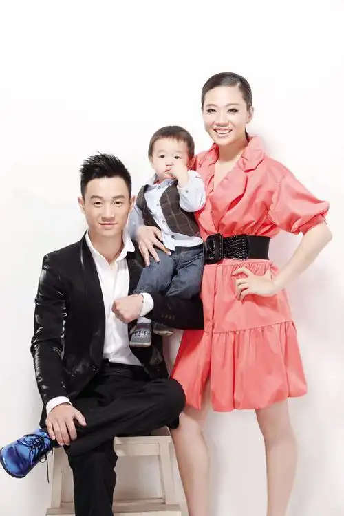 邓超一家四口现身机场小花抢眼 萌二代pk孙俪你赢了