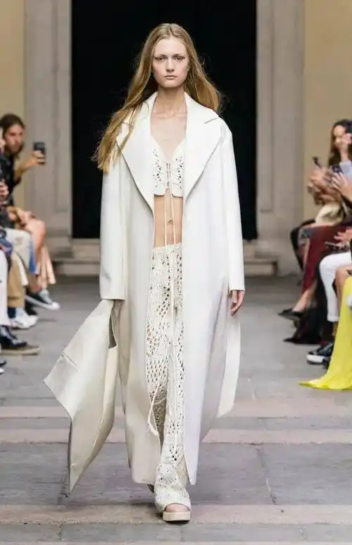 色彩趋势2021春夏女装流行色光学白经久不衰