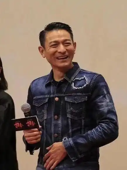 成龙庆70岁大寿发文回应断崖式衰老不老男神都是假的