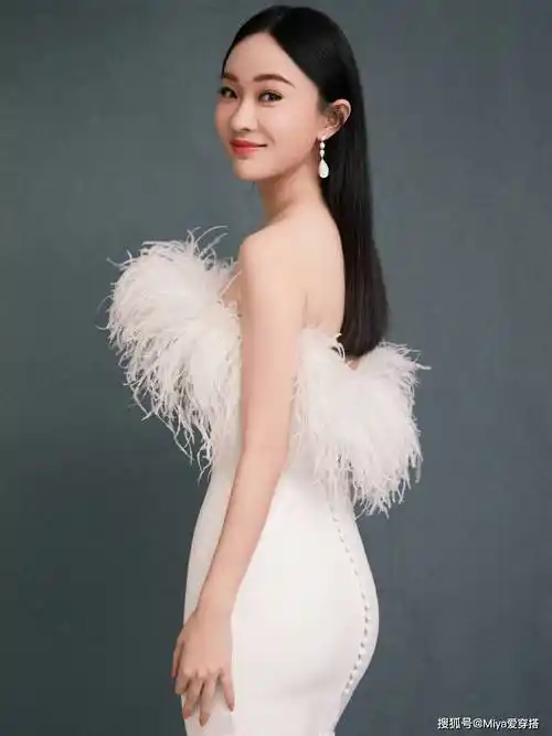 霍思燕太拼了减肥成功变化大穿羽毛抹胸裙很吸睛美到认不出