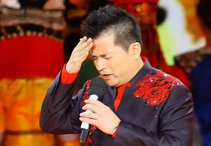 毕福剑疑违法经营,家中设点现写现卖书法,粉丝挤满住宅排队付钱