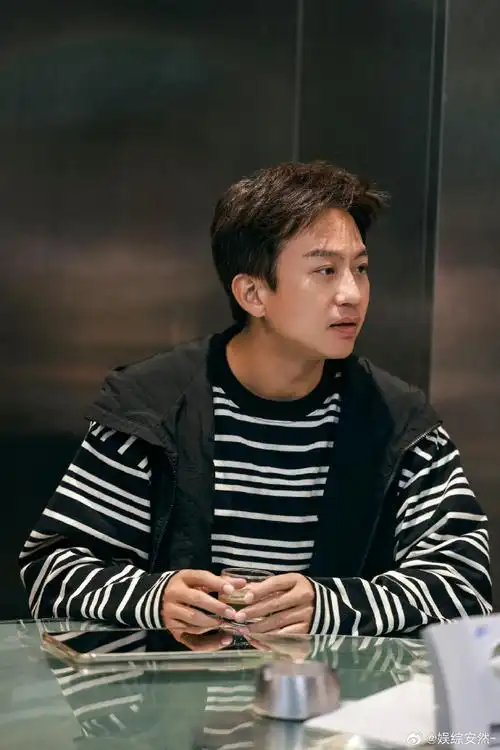 到满满的快乐,一瓢一瓢的水泼出来未免也太真实了吧,谁能不笑到肚子疼