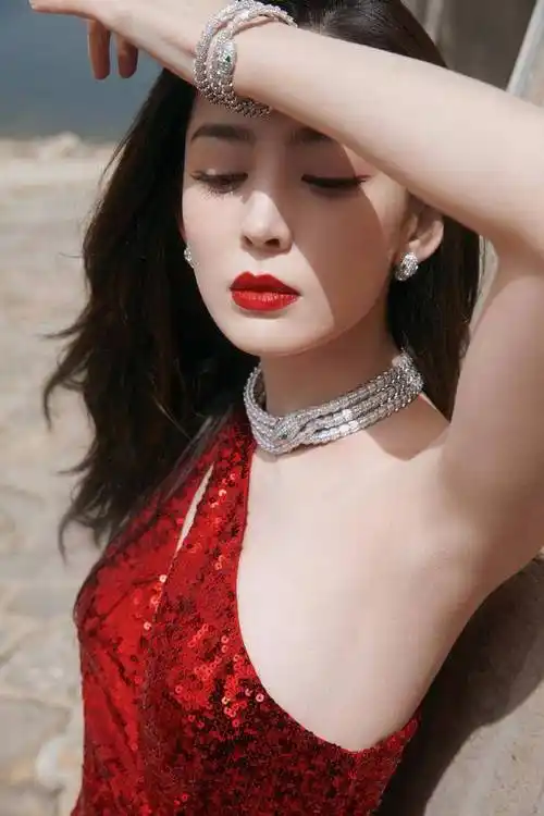 古力娜扎一袭红裙太明艳雪肤玉貌魔鬼身材性感撩人