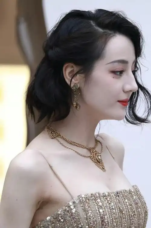 迪丽热巴短发侧颜好美