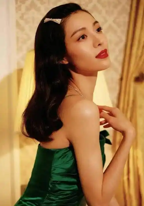 2017年,钟楚曦与黄轩搭档主演了冯小刚执导的青春文艺电影《芳华》,她