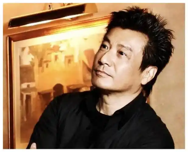 早前石修还被不少粉丝错认成比他年轻32岁的香港男演员方力申,从这一