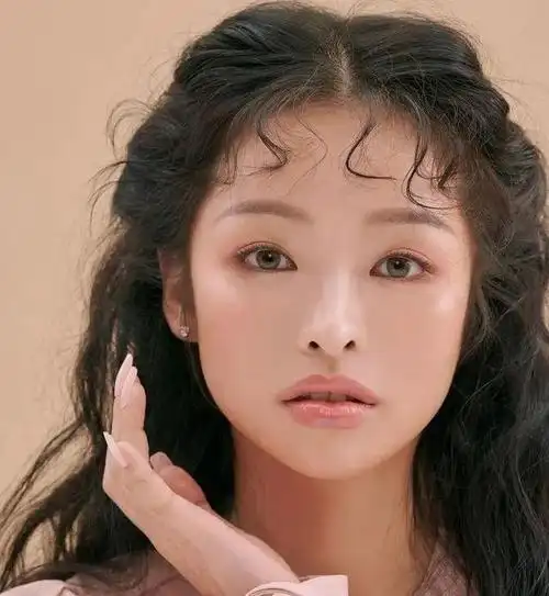 新标题:瞬间改变造型!2021最火"胎毛刘海"教你吸睛